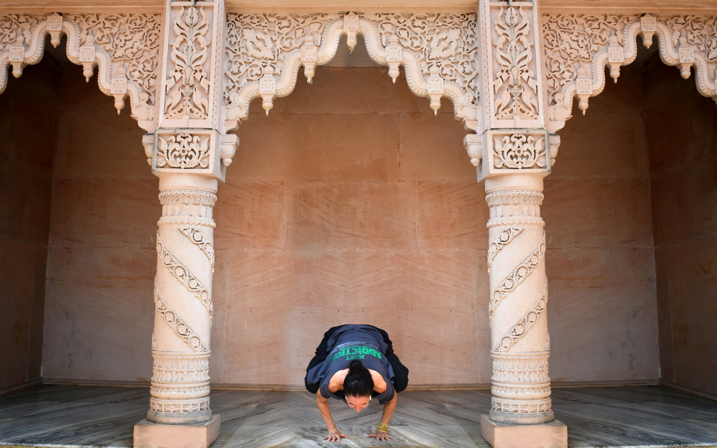 Annamaria temple posture