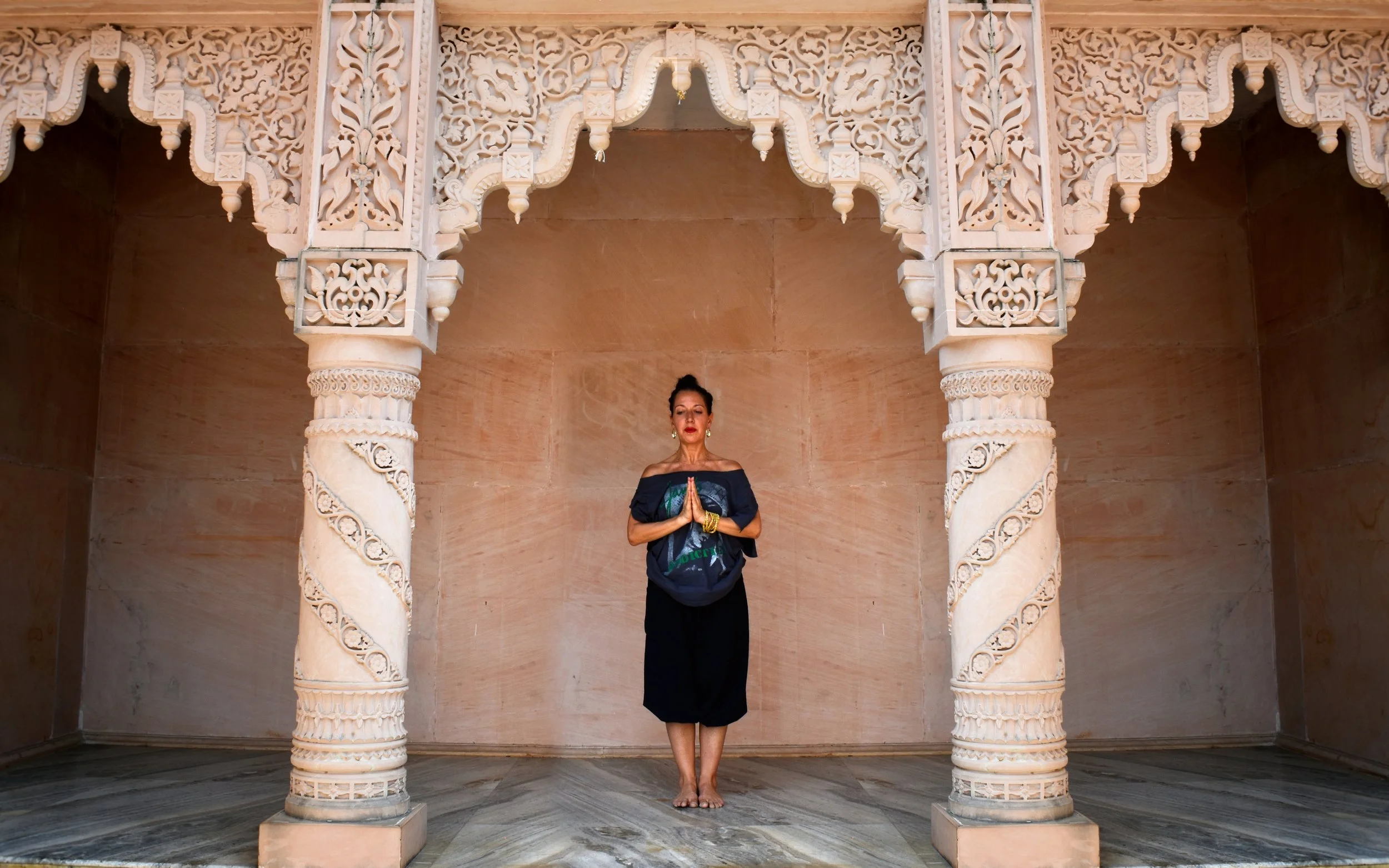 Annamaria temple posture